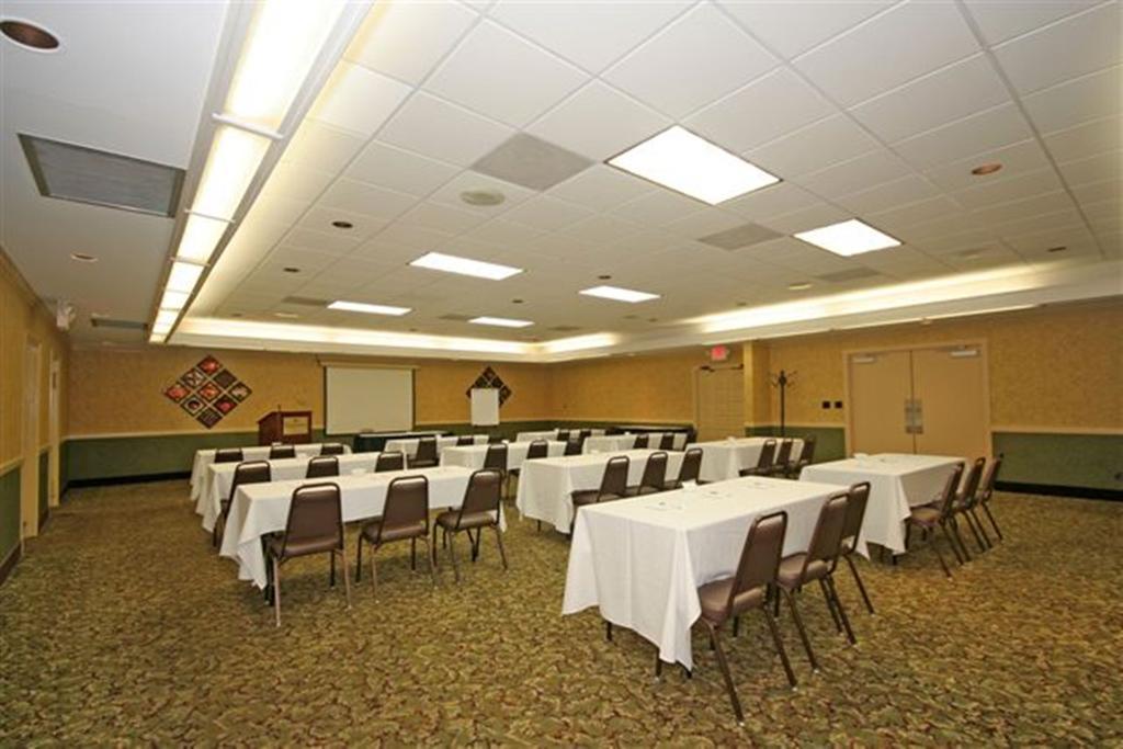 Ramada Burlington Hotel And Conference Center Exterior foto