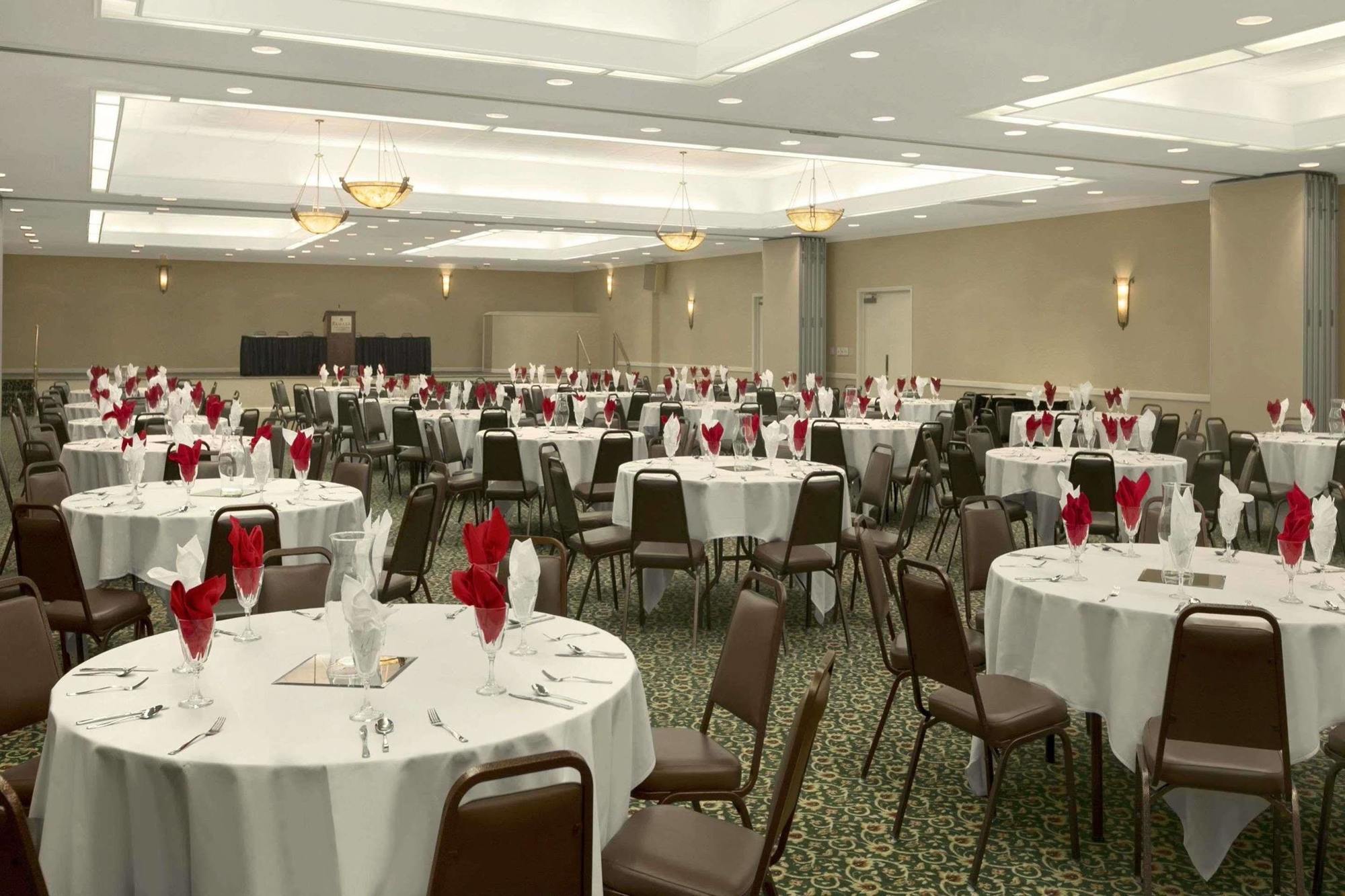 Ramada Burlington Hotel And Conference Center Exterior foto